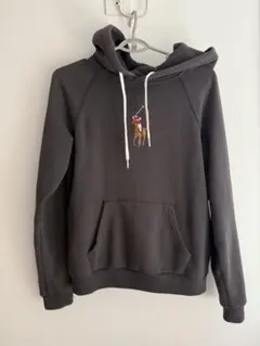 ダークグレー フード付きパーカー ポロ刺繍