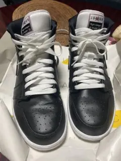 ナイキ エアジョーダン1 ミッド ブラック