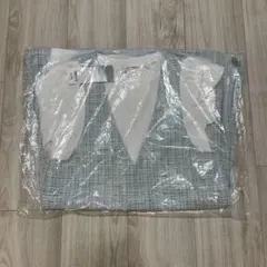 グレーとホワイトのVネックワンピース