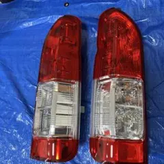 ハイエース200純正テールランプ 左右セット - メルカリ