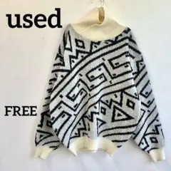 モノクロ 幾何学模様 ハイネックニット