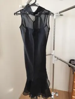 ビジュー付きブラックドレス