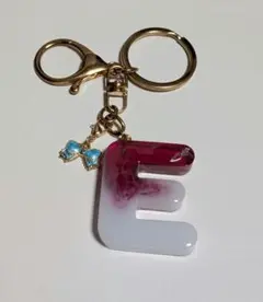 #583 イニシャルキーホルダーE ハンドメイド レジン