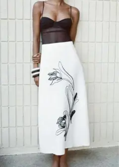 値下げ不可❗️【新品タグ付】2024年ZARA完売　花刺繍ビーズ装飾ロングスカート