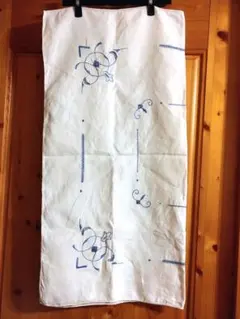 青い刺繍のテーブルクロス　約81×83cm　カナダ　ビンテージ
