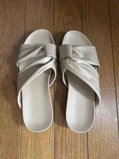 ベージュ リボン付きサンダル