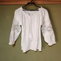 ホワイトオフショルダーブラウス