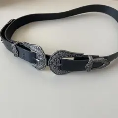 装飾的バックルの黒いレザーベルト