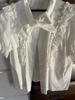 フリルリボン付きホワイトシャツ