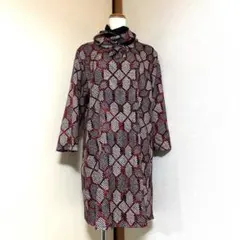 着物リメイクワンピースチュニック　黒色赤白色総絞り亀甲柄ストール 花ブローチ