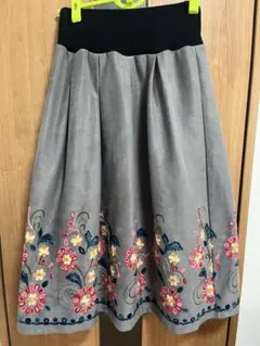 刺繍が可愛いフレアスカート