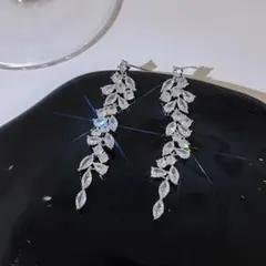 エレガント リーフモチーフ ロングピアス