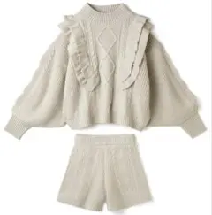 フリル付きニット(トップスのみ) クリーム色