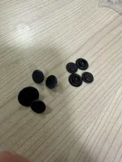 モンクレール黒の丸型ボタンセット
