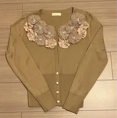 【数時間のみ着用の美品】サテンコサージュ付きベージュのカーディガン