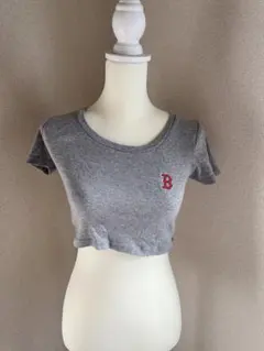 GYDA［MLB］ボストン ロゴ ラウンドネック　ショート丈Tシャツ グレーのサムネイル