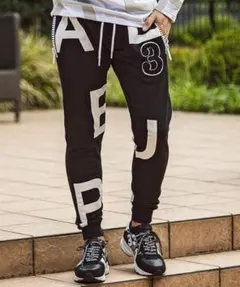 1PIU1UGUALE3 RELAX ジョガーパンツ L ランダムロゴ ブラック