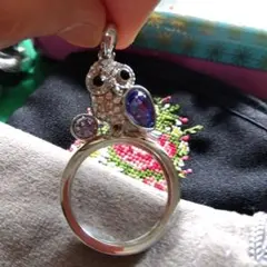 紫色のビジューがお洒落なフクロウデザインルーペペンダントヘッド