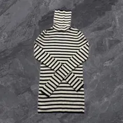 UNIQLO タートルネックセーター 白/黒ストライプ
