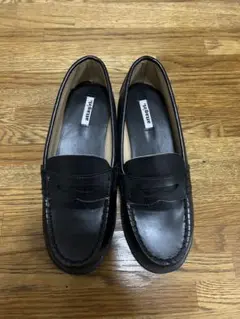 黒の革製ローファー