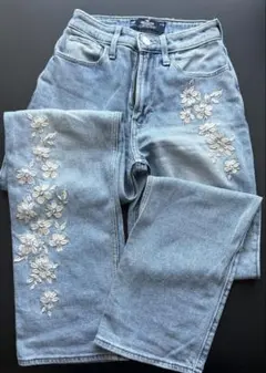 Hollister Ultra High-Rise Jeanのサムネイル