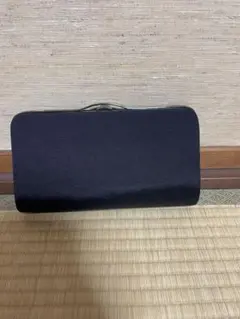 シンプルな黒いクラッチバッグ
