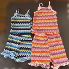 カラフルなタンクトップとショートパンツセット　姉妹コーデ