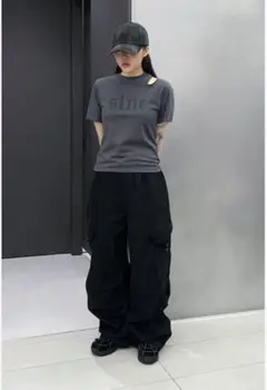 グレー ロゴ入り Tシャツ 肩開き　INSILENCE