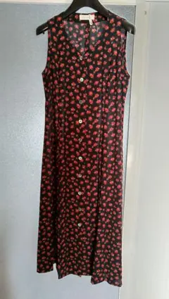 黒地に赤い花柄のVネックワンピース