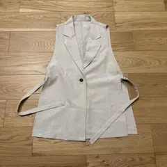 ライトベージュ　ジレ
