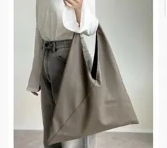 リエディ神山まりあ着トライアングルバッグ