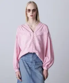ROSE BUD GENE HEAVENSパールボタンVネックブラウスピンクF美のサムネイル
