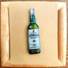 ラフロイグ10年ボトル型ピンバッジ