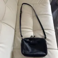 黒 ショルダーバッグ 仕切り付き　内ポケット豊富