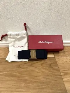 Salvatore Ferragamoバレッタ　紺×ゴールド