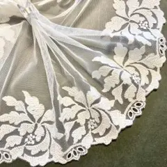 ホワイトカラーのお花刺繍両山チュールレース　1m　N-483