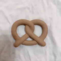 mushie ムシエ　プレッツェルティーサー　シリコンのサムネイル