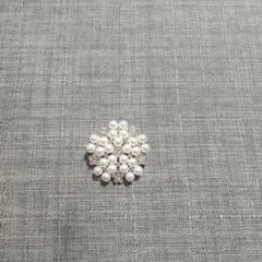 パール風花形ブローチ