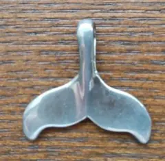 幸運を呼ぶ『ホエールテールのペンダントトップ』