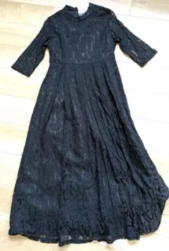 黒のレースロングドレス