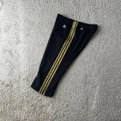 アディダス　adidas トラックパンツ　黒金　刺繍