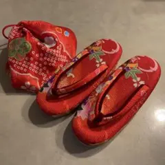 赤い花柄の伝統的な下駄と巾着セット