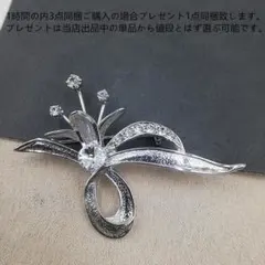 bj8334花モチーフ シルバー色ブローチ クリスタル付き安全ピンブローチ