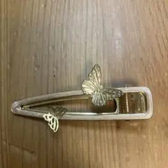 ピンクの蝶のヘアピン