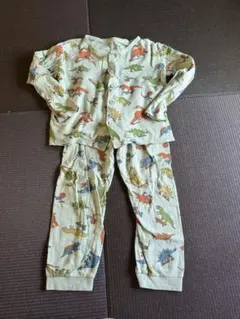 ブリーズ　恐竜柄ベビーパジャマ（淡い緑色）　130cm