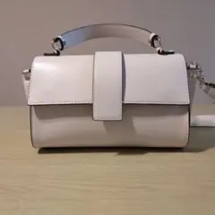 淡いピンクのショルダーバッグ