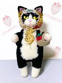いちご摘みの白黒ハチワレ猫さんのあみぐるみ