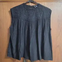 ブラック•刺繍ノースリーブブラウス