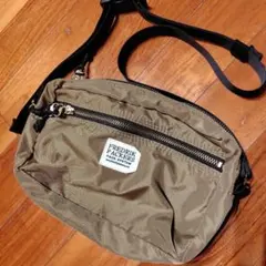 〔FREDRIK PACKERS〕 カーキ　ショルダーバッグ　レディース