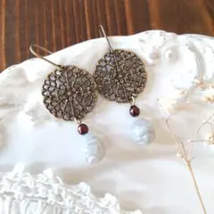 手作り雫ガラスと透かしパーツのピアス/イヤリング グレージュ マーブル 大理石